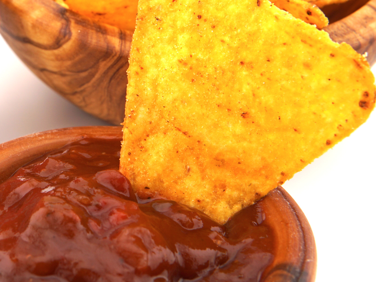 Hombre Salsa Dip Hot serviert mit Nachos Hombre Salsa Dip Hot – Serviervorschlag mit Nachos